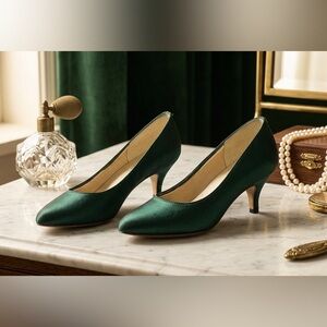 Vintage Dyables Emerald Green Satin Kitten Heel Pumps Made in USA Size 6